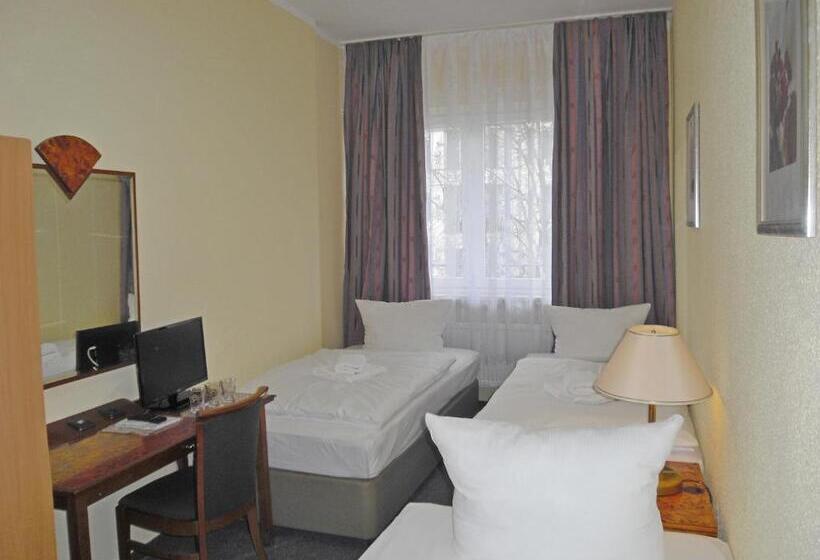 اتاق استاندارد چهارنفره با سرویس بهداشتی مشترک, Amadeus Central