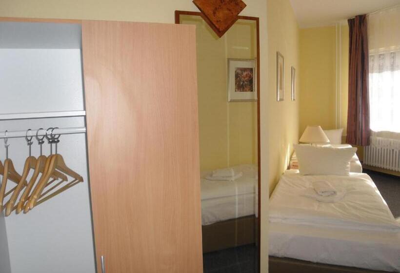 اتاق استاندارد چهارنفره با سرویس بهداشتی مشترک, Amadeus Central