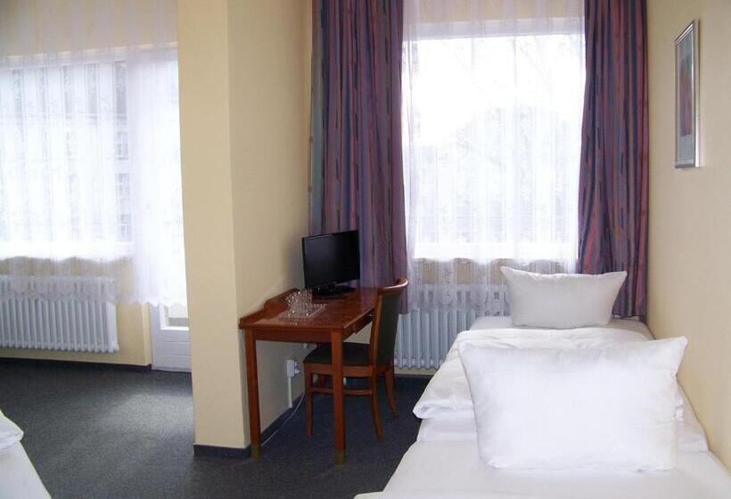 اتاق استاندارد چهارنفره با سرویس بهداشتی مشترک, Amadeus Central