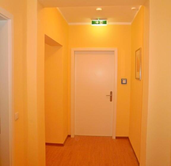 اتاق استاندارد یک تخته با سرویس بهداشتی مشترک, Amadeus Central