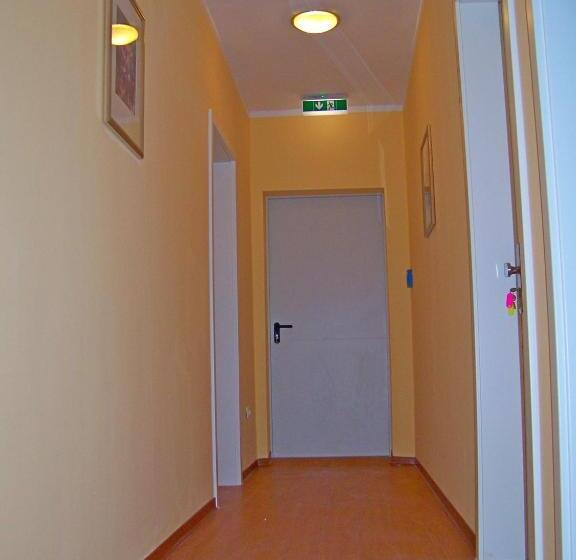 اتاق استاندارد یک تخته با سرویس بهداشتی مشترک, Amadeus Central