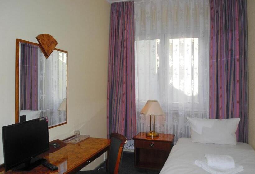 اتاق استاندارد یک تخته با سرویس بهداشتی مشترک, Amadeus Central