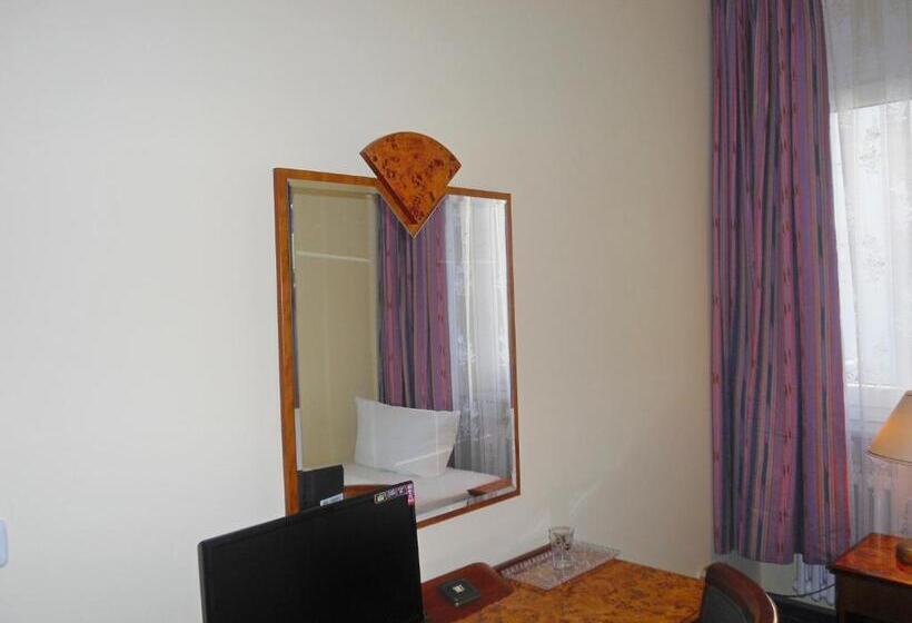 اتاق استاندارد یک تخته با سرویس بهداشتی مشترک, Amadeus Central