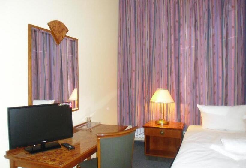 اتاق استاندارد یک تخته با سرویس بهداشتی مشترک, Amadeus Central