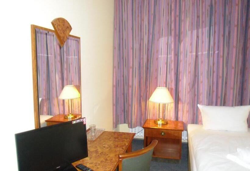 اتاق استاندارد یک تخته با سرویس بهداشتی مشترک, Amadeus Central