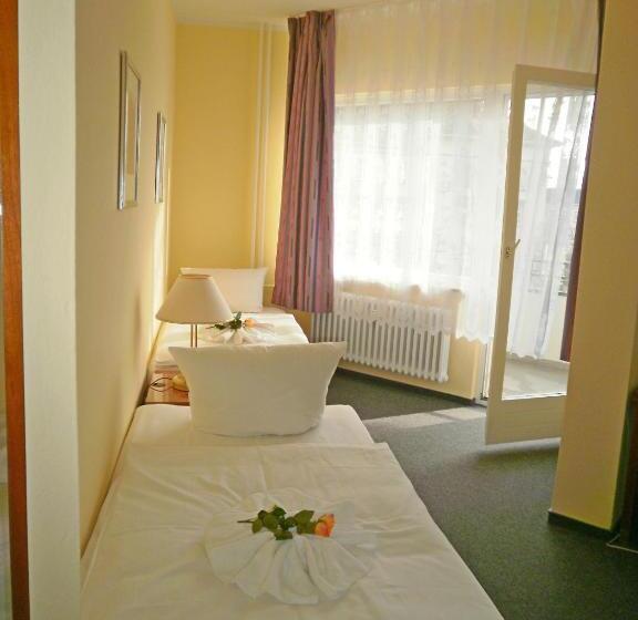 اتاق استاندارد چهارنفره با سرویس بهداشتی مشترک, Amadeus Central