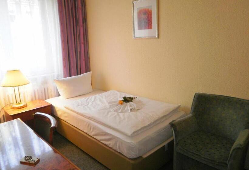 اتاق استاندارد یک تخته با سرویس بهداشتی مشترک, Amadeus Central