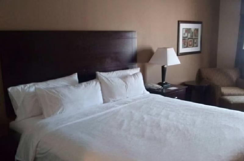 מיטת קינג בסוויטה, Holiday Inn Express & Suites Zanesville North, An Ihg