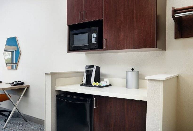 جناح, Holiday Inn Express & Suites Bridgeport, An Ihg