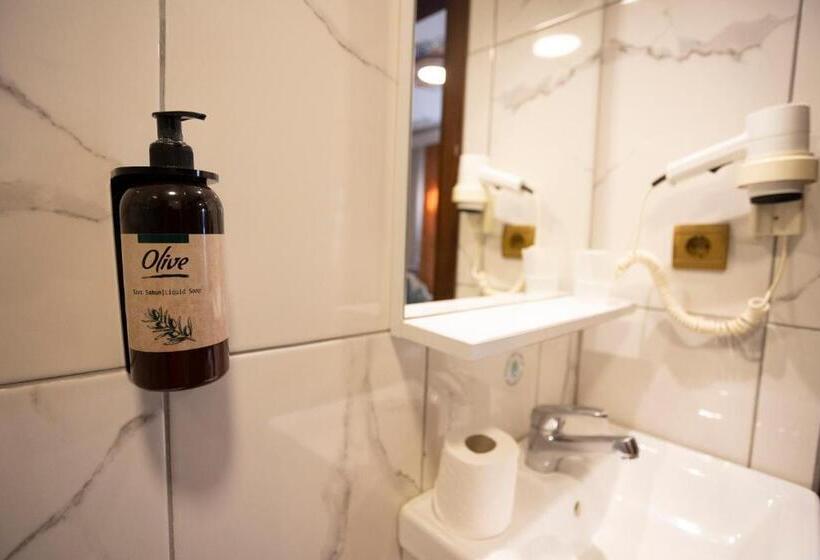 سوئیت خانواده 2 خوابه, Tashkonak Studio Suites