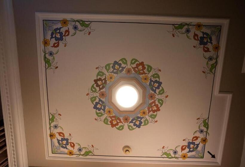 سوییت خانوادگی, Tashkonak Studio Suites