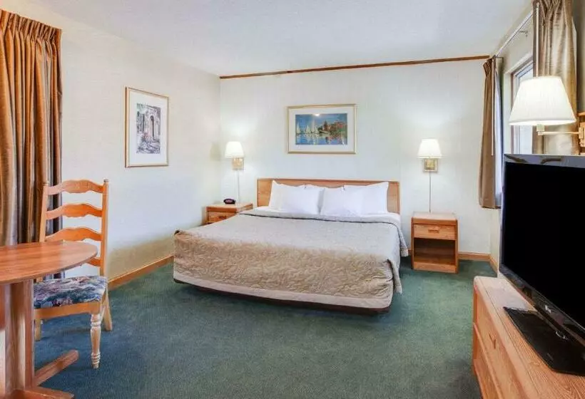 キングサイズベッドのスーペリアルーム, Super 8 Beachfront By Wyndham Mackinaw City, Mi