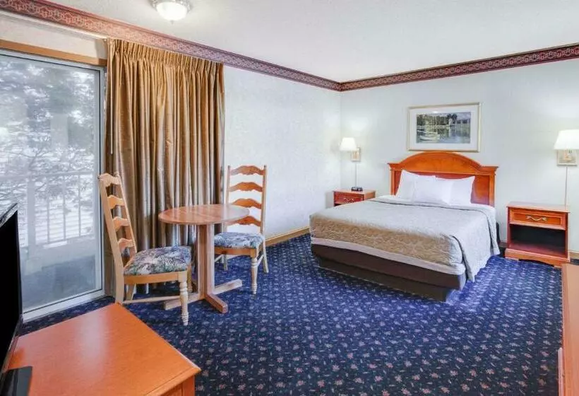 キングサイズベッドのスーペリアルーム, Super 8 Beachfront By Wyndham Mackinaw City, Mi