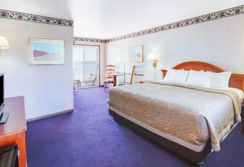 キングサイズベッドのスーペリアルーム, Super 8 Beachfront By Wyndham Mackinaw City, Mi