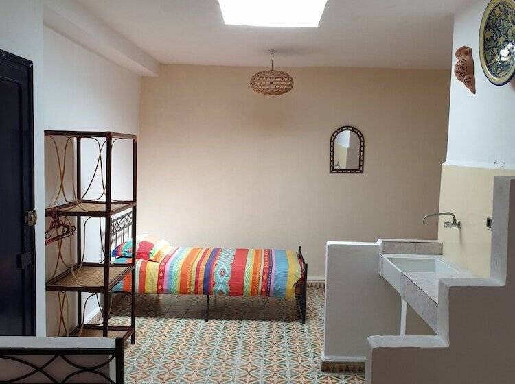 חדר משפחתי, Magdoul