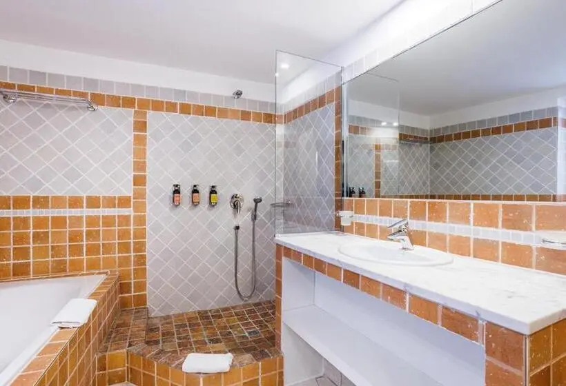 سوئیت جونیور با تخت بزرگ, Grand Hotel D Orange, Bw Signature Collection