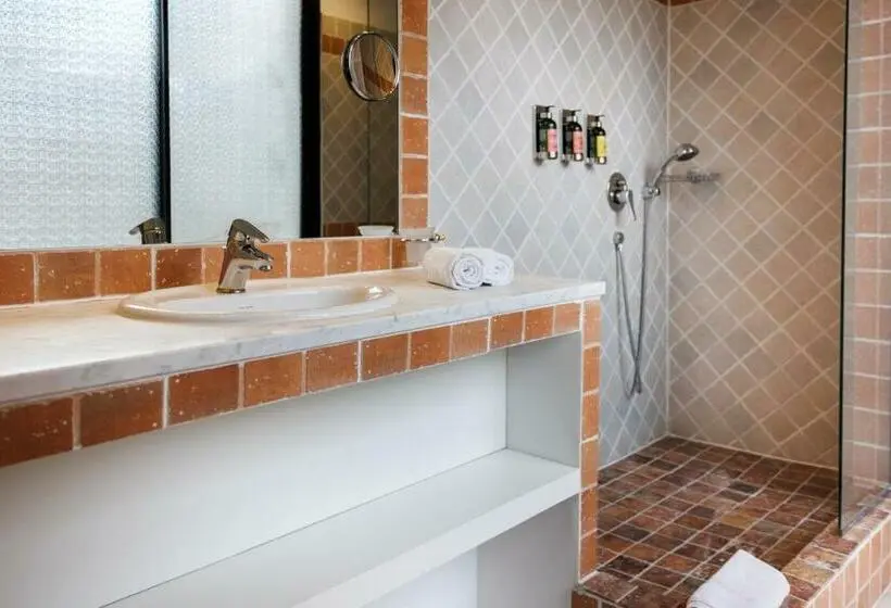 اتاق لوکس با تخت بزرگ, Grand Hotel D Orange, Bw Signature Collection