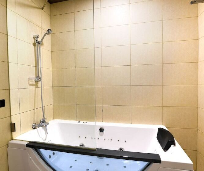 اتاق لوکس, Reston