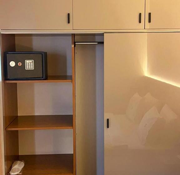 سوییت با چشم‌انداز دریا, Ny Suites