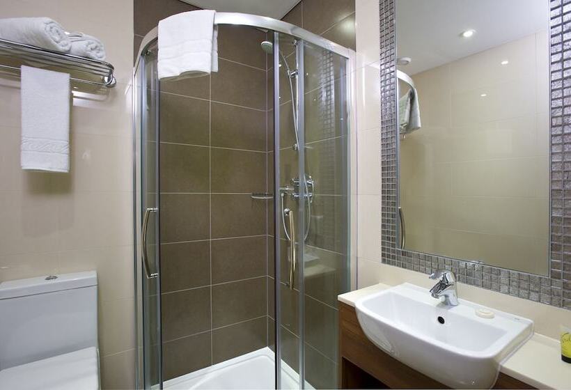 חדר קלאסי לשלושה, London Court