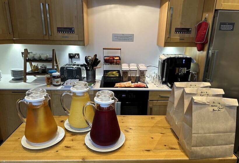 标准三人间共用浴室, The Riverhouse