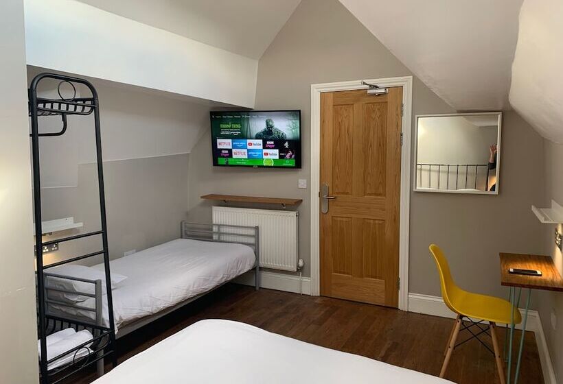 标准三人间共用浴室, The Riverhouse