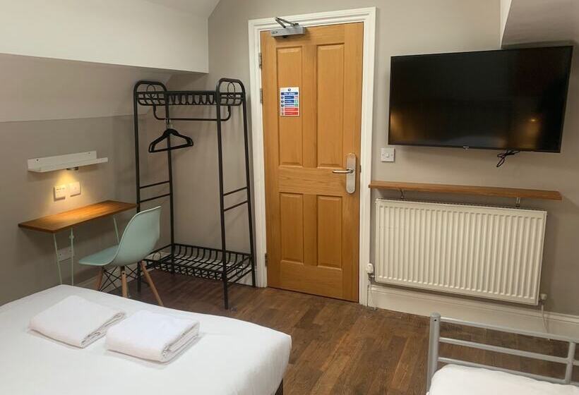 标准三人间共用浴室, The Riverhouse