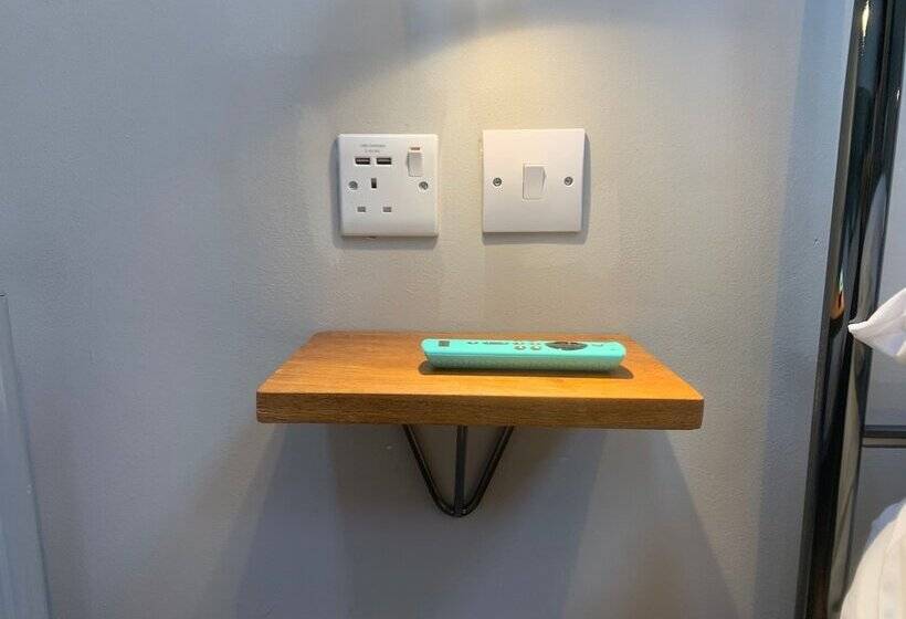 标准三人间共用浴室, The Riverhouse