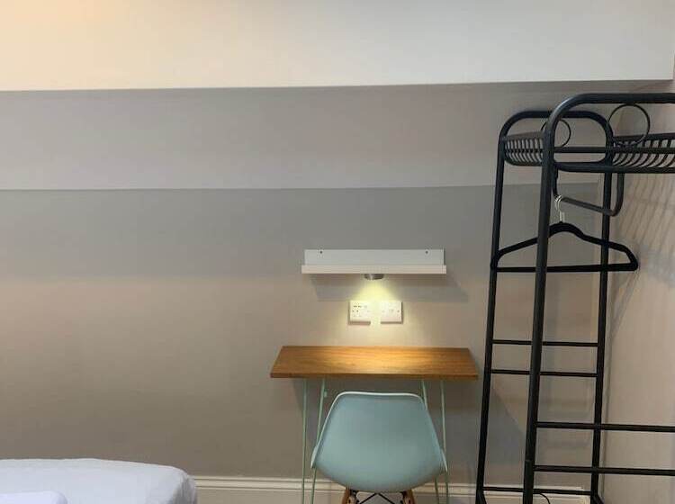 标准三人间共用浴室, The Riverhouse