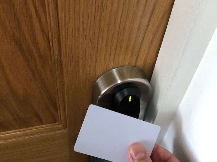 标准三人间共用浴室, The Riverhouse