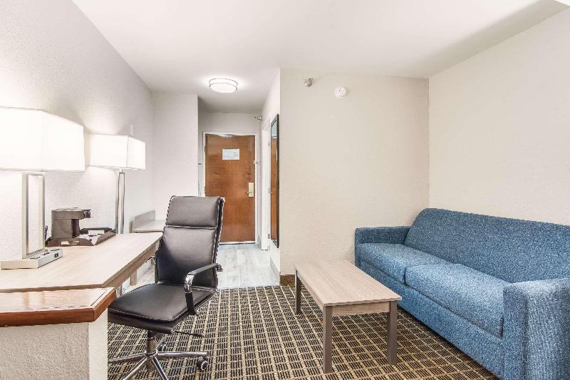 Люкс Кровать Кинг, Clarion Pointe South Boston  Danville East