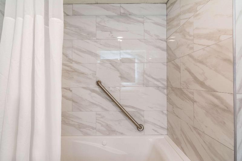 جناح سرير كينج, Clarion Pointe South Boston  Danville East