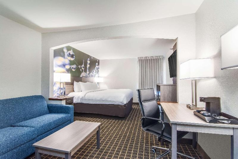 Люкс Кровать Кинг, Clarion Pointe South Boston  Danville East