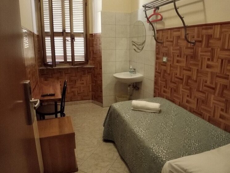 חדר סטנדרד יחיד חדר אמבטיה משותף, Cressy