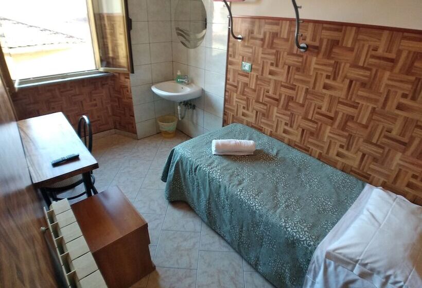 חדר סטנדרד יחיד חדר אמבטיה משותף, Cressy