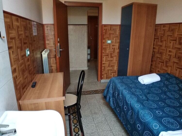 חדר סטנדרד יחיד חדר אמבטיה משותף, Cressy