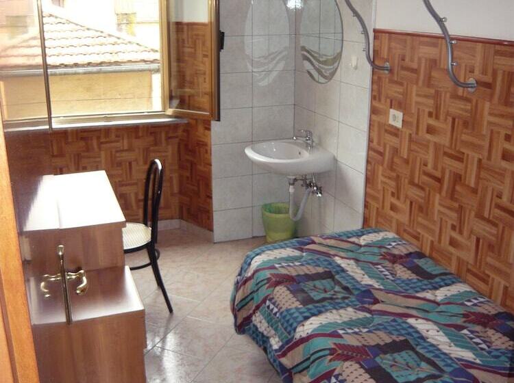 חדר סטנדרד יחיד חדר אמבטיה משותף, Cressy