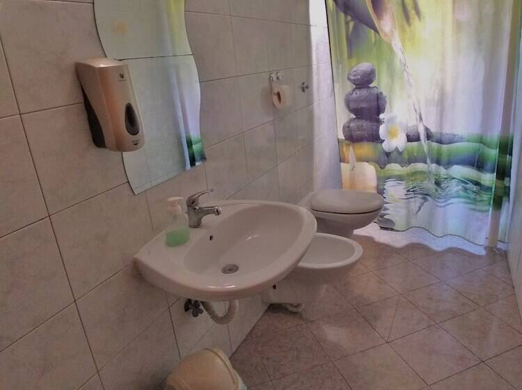 חדר סטנדרט לשלושה עם חדר אמבטיה משוף, Cressy