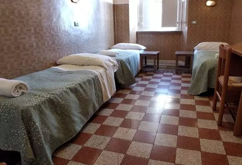 اتاق استاندارد سه تخته با سرویس بهداشتی مشترک, Cressy