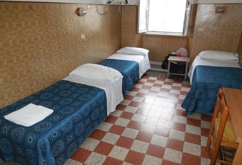 חדר סטנדרט לשלושה עם חדר אמבטיה משוף, Cressy