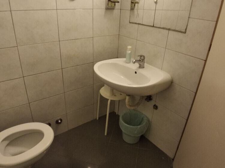 חדר סטנדרט לשלושה, Cressy