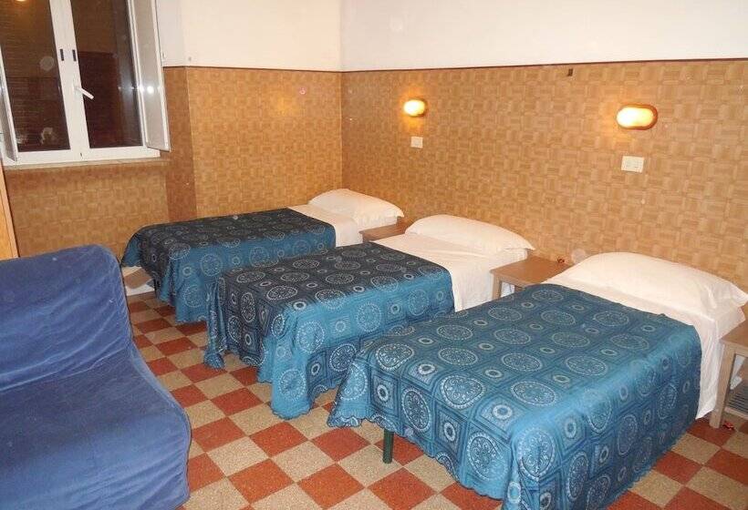 חדר סטנדרטי לארבעה עם חדר אמבטיה משותף, Cressy