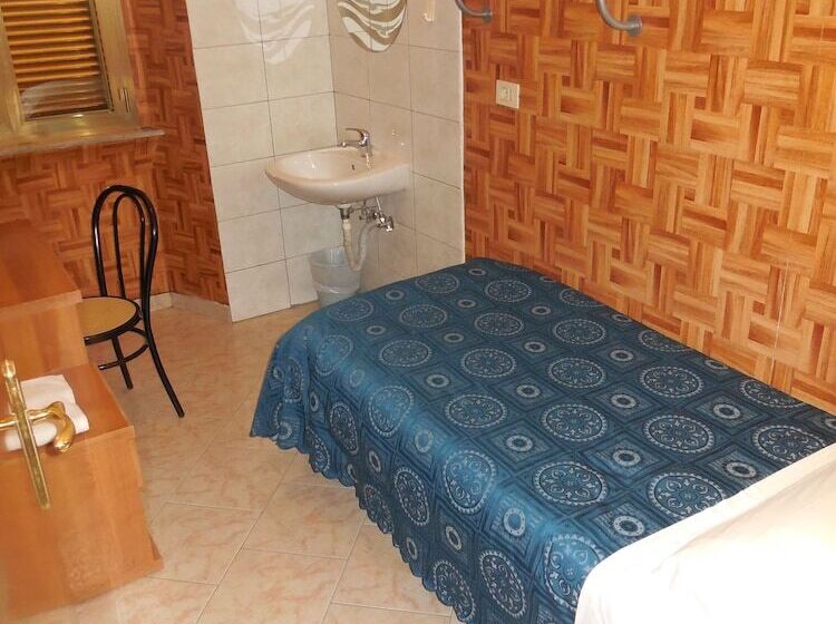 חדר סטנדרד יחיד חדר אמבטיה משותף, Cressy