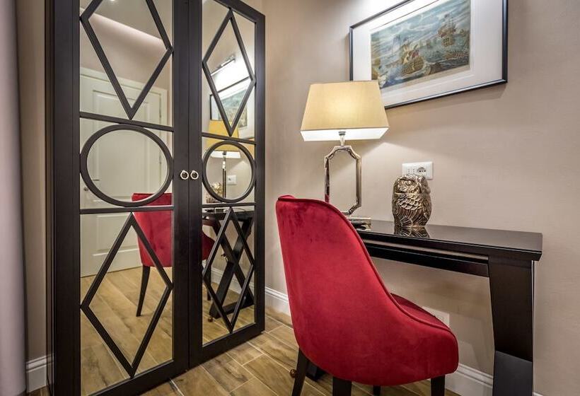 اتاق استاندارد سه نفره, Emma Small Luxury