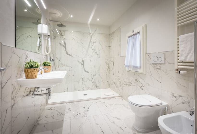 اتاق استاندارد سه نفره, Emma Small Luxury