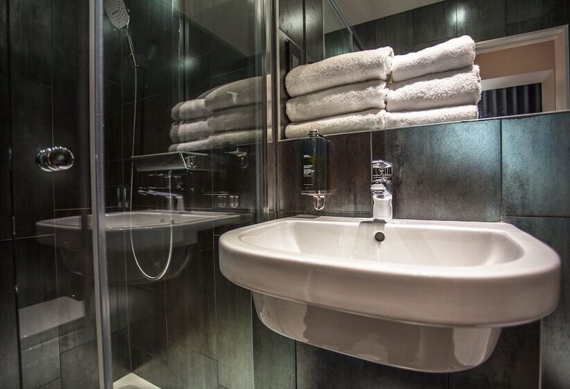 标准三人间, The W14 Kensington