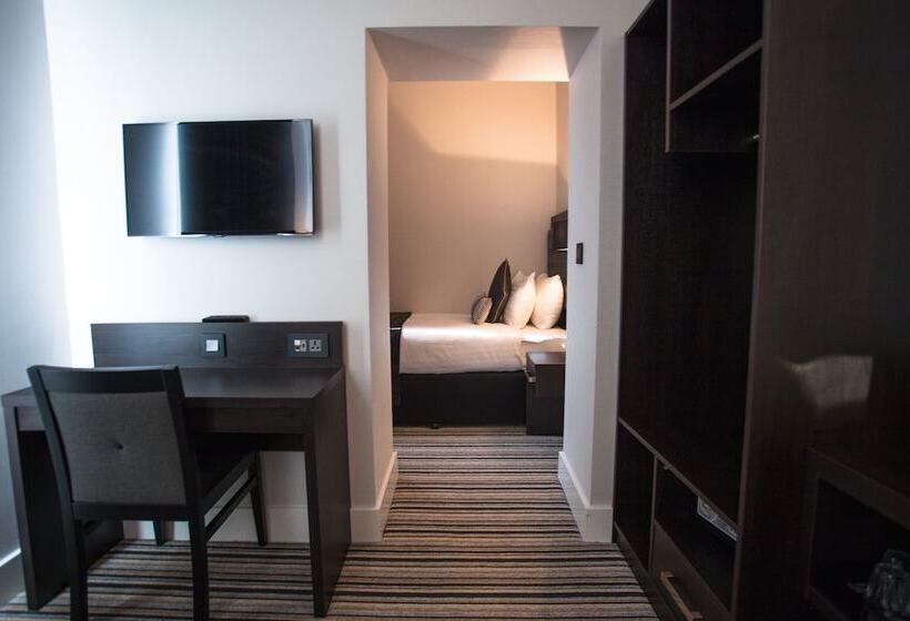 标准三人间, The W14 Kensington