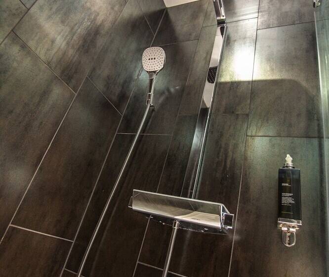 标准单人间, The W14 Kensington