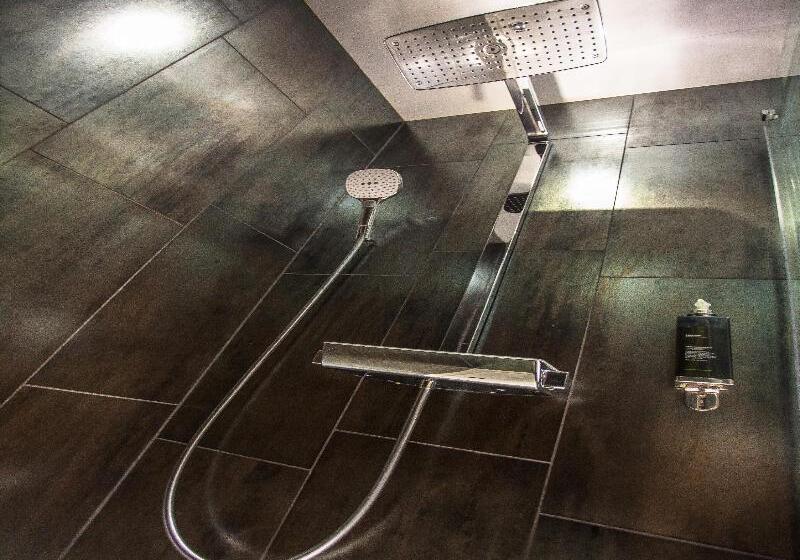 标准三人间, The W14 Kensington