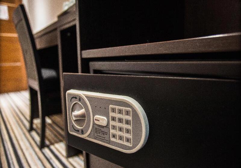 标准三人间, The W14 Kensington